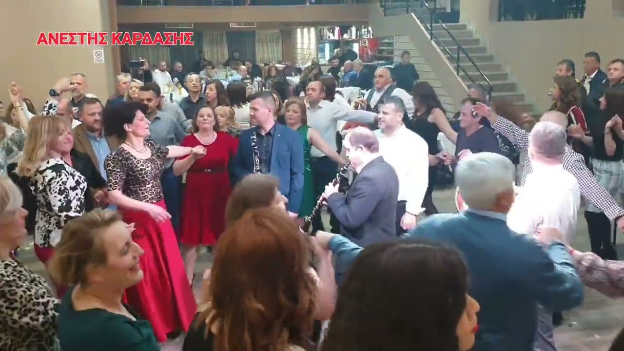 Σήκου κόρη στο χορό. Μεσ'τον αργαλιό να φερει, χάιδω μου χαιδεμένη.