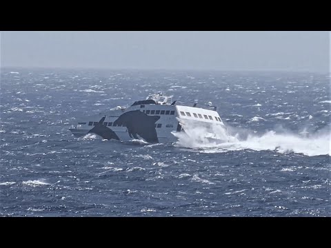 Δαμάζει τα κύματα το Superjet στη Φολέγανδρο! (windy port of Folegandros)