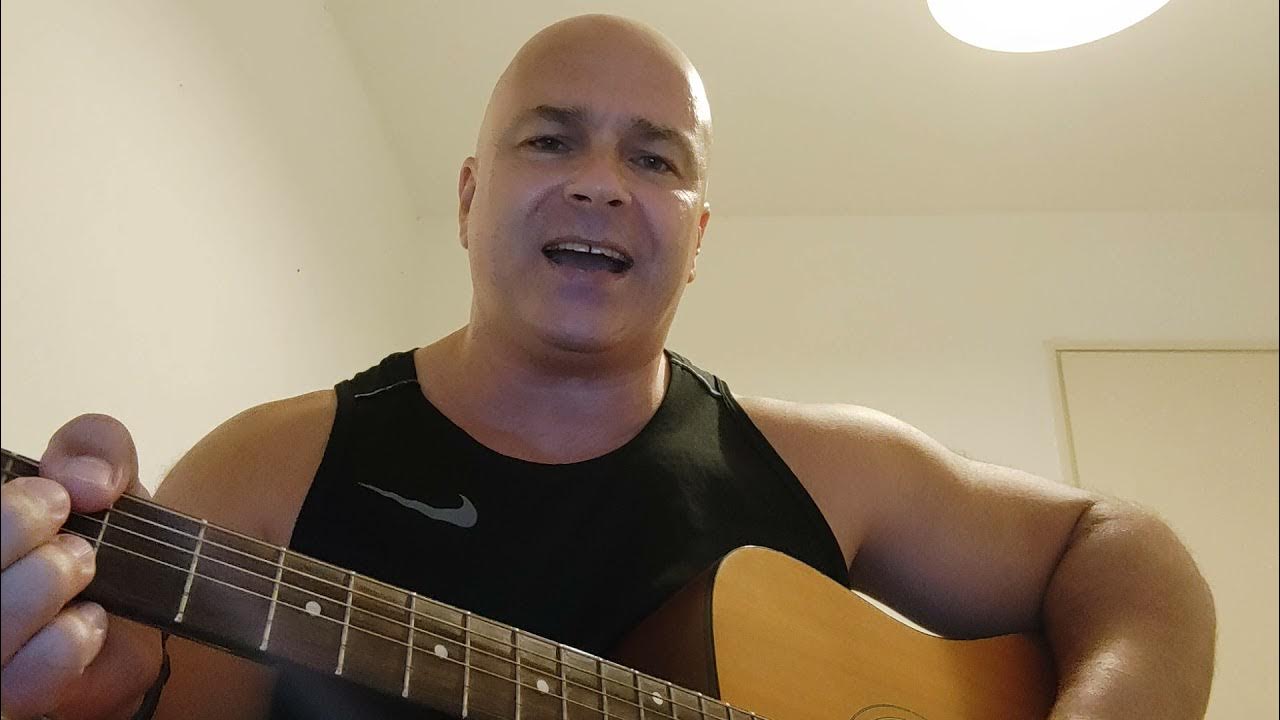 Текст гитара с треснувшею декой. С треснувшею декой. С треснувшею декой. Гусейн манапова друзя пают под гитару фото. Треснула дека гитары.