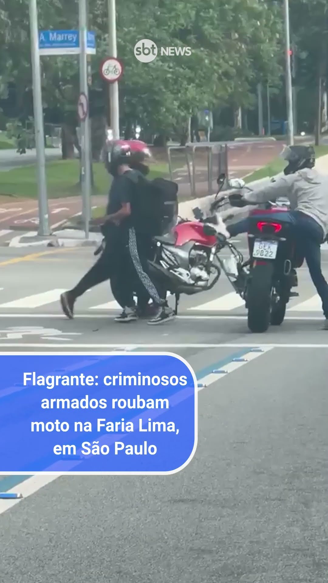 Flagrante: criminosos armados roubam moto na Faria Lima, em São Paulo