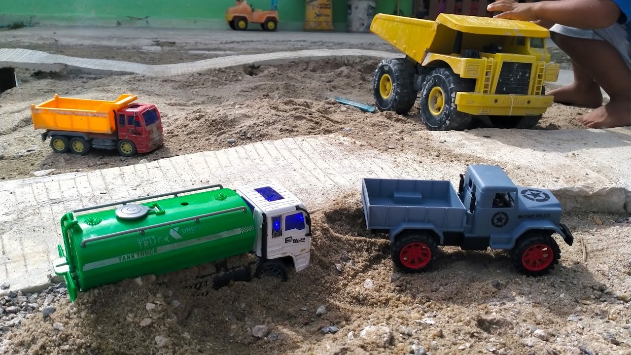 ปั๊มน้ำมันหมด รถตักก่อสร้างทำงานไม่ได้ รถน้ำมันส่งด่วนเลย | พี่ปลื้ม