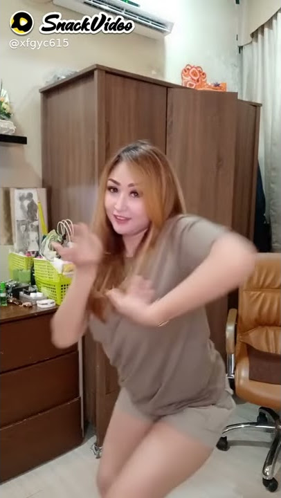 Tante cantik lagi jaipongan cuy...