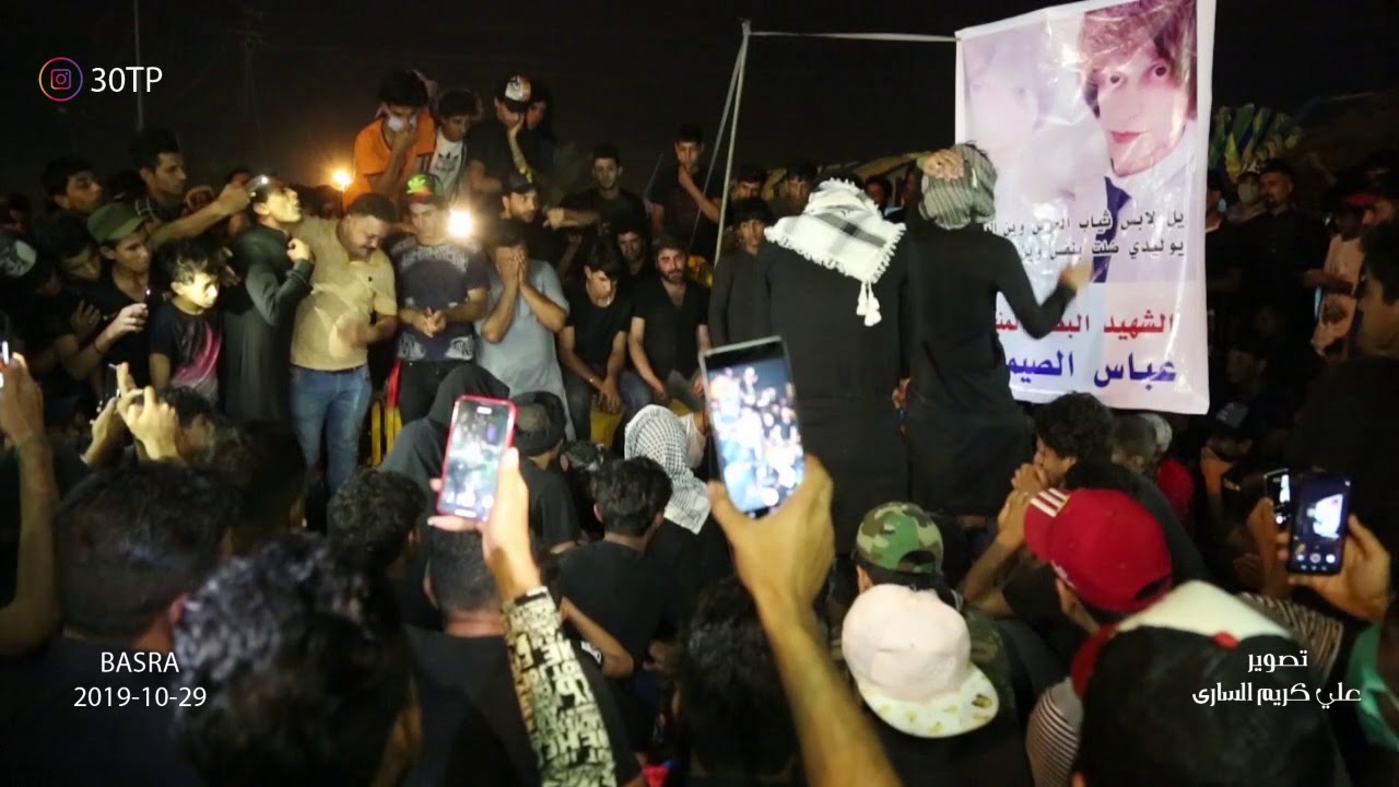 اخو الشهيد عباس الصيمري يقرأ شعر لأمة في مكان التظاهرات 29/10