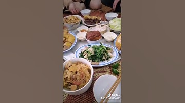 Bữa cơm cùng gia đình ngày tết