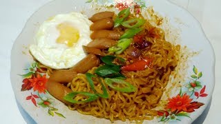 ... bahan : 1 bungkus mie goreng telur ceplok buah sosis yg digoreng
dan dipotong serong 4 cabai rawit 3 siung bawang merah diiri...