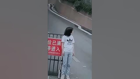 가만히 서있다가 옷이 벗겨진 여성