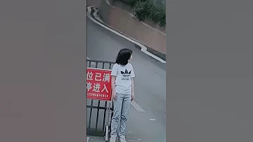 가만히 서있다가 옷이 벗겨진 여성 