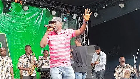 SEE HOW WASIU ALABI PASUMA SHORT DOWN AGEGE STADIUM AT TROPHY CONCERT AFTER HIS MUM'S D£ATH  DEATH