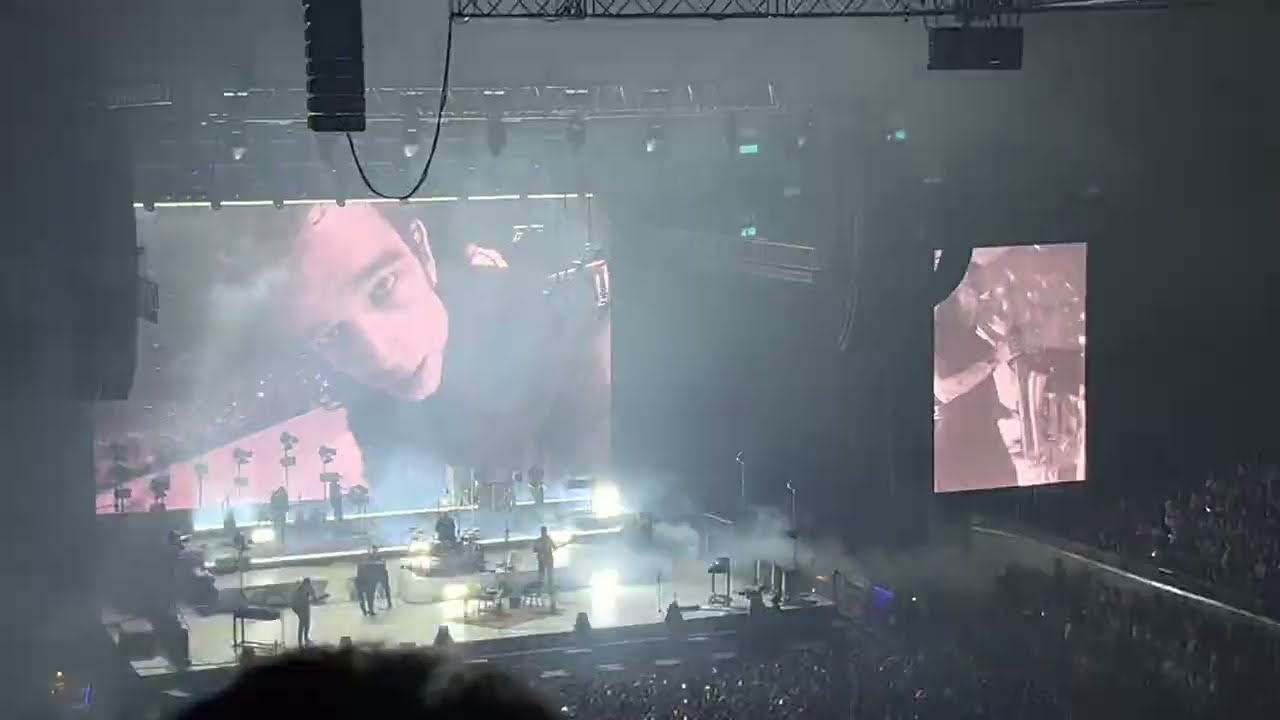 Did The 1975's Matty Healy just say I love you & write T (for Taylor Swift) on camera?