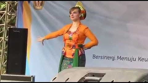 BULE CANTIK MENARI JAIPONGAN