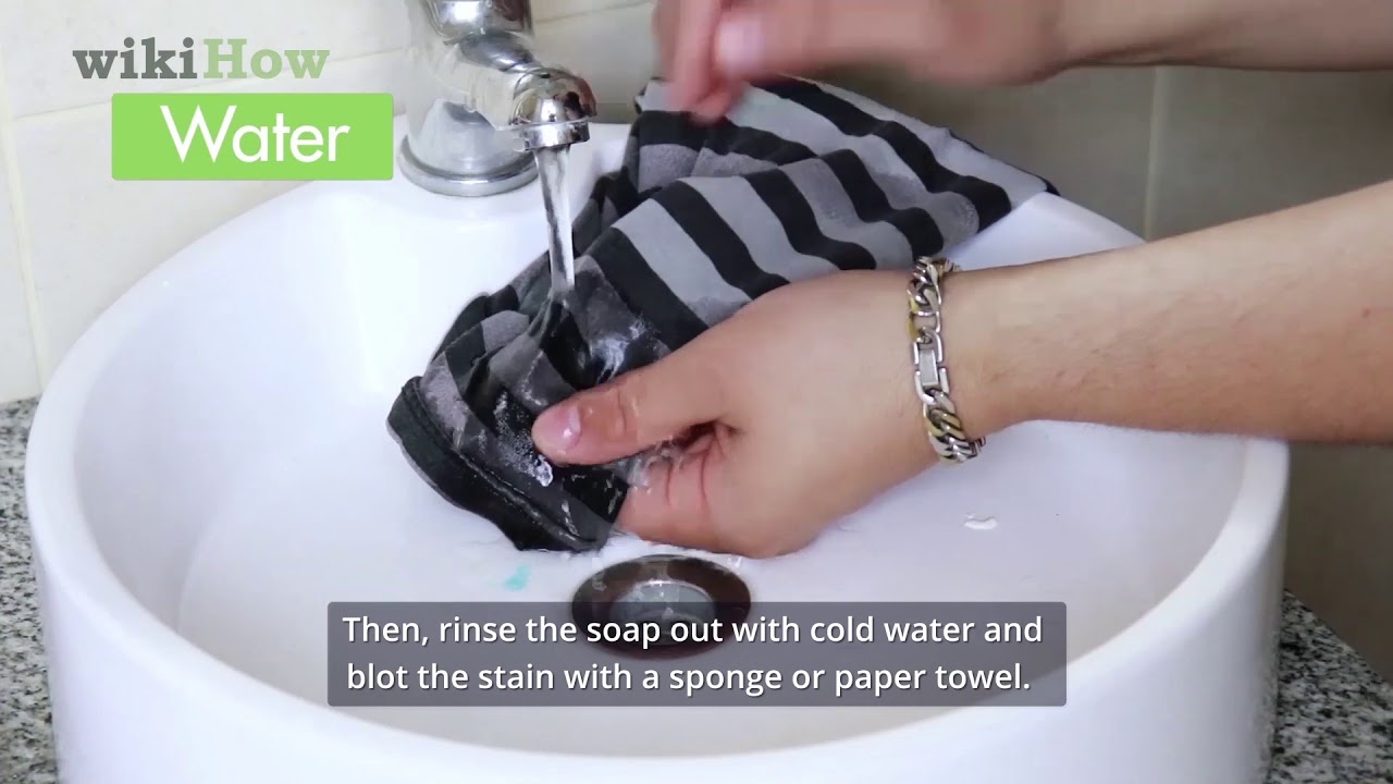 How to Remove Tomato Sauce from Fabrics