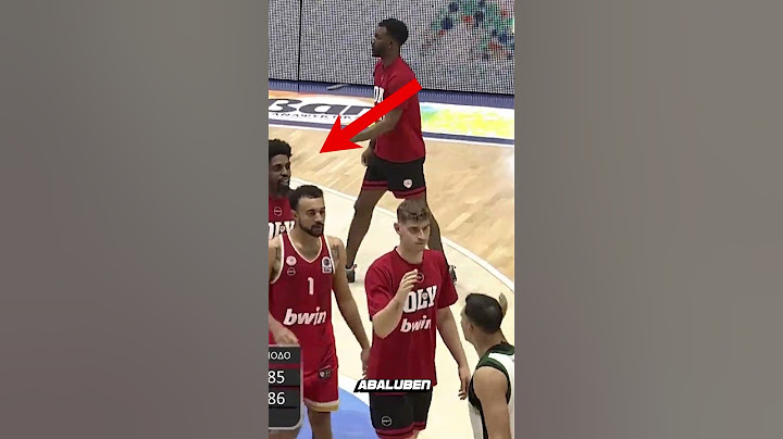 Ο Σλούκας γειώνει το hi-5 του Γουόκαπ και μετά ο ΜακΚίσικ του κάνει το ίδιο