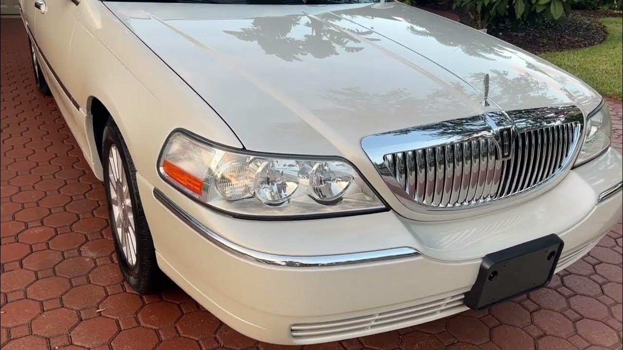 2004 Lincoln Town Car Ultimate LOADED WITH EXTRAS IMMACULATE LIKE NEW