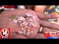 Kurnool and Anantapur districts border villagers searching for diamonds - Teenmaar News (16-06-2015)