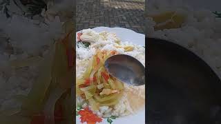 Nasi liwet porsi ayam banyak ada telur 1/2 cuma 6000 gak rugi ya ini yang jualan