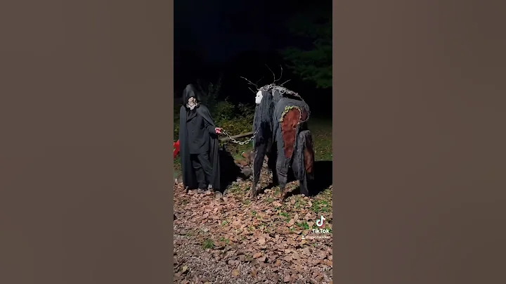 Don’t let it loose #spiritwalker #spooky #stiltcostume