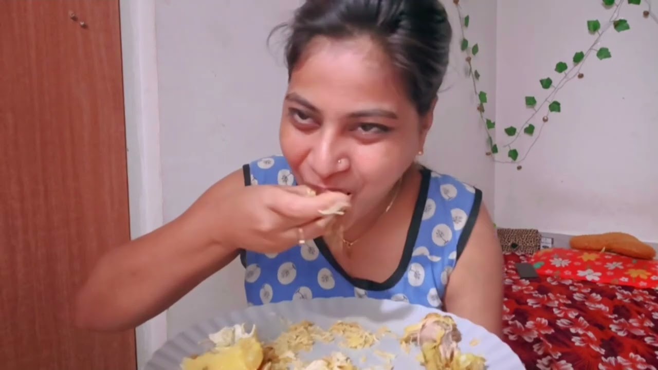 Eating famous arshlan chicken 🍗 biryani 😋 #explorepage #explore #vlog#yummy #chicken #eatingshow 