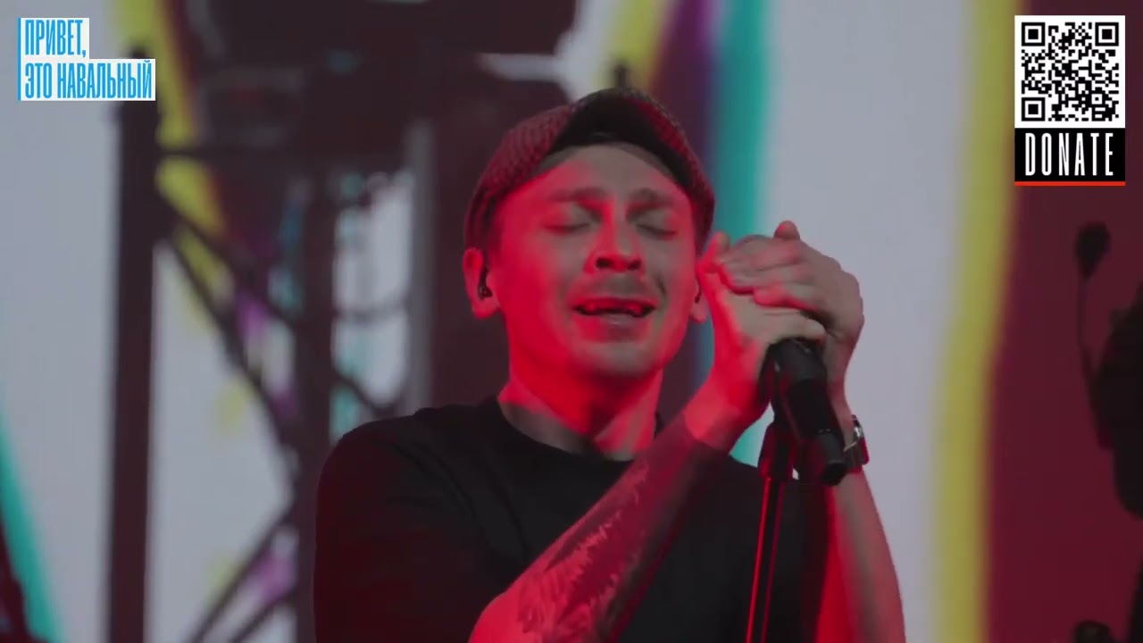 Жалаңаш орк әйел сурет салуда