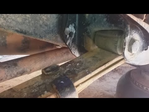 Vídeo: Como você instala buchas de mola de lâmina?