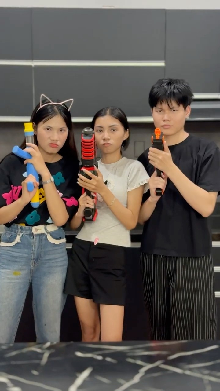 Su Hao comedy: nerf gun battle ?