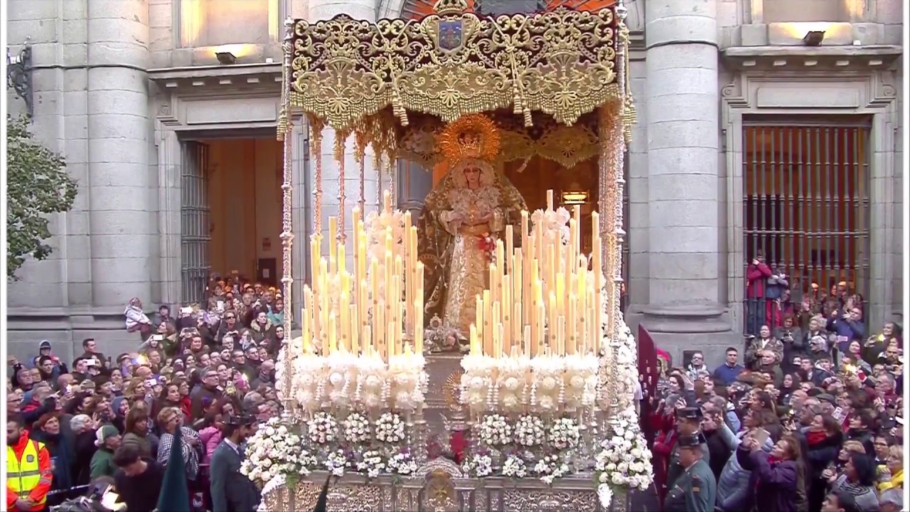 Semana Santa en Madrid: Un año más la Esperanza Macarena sale a la calle Toledo entre vítores