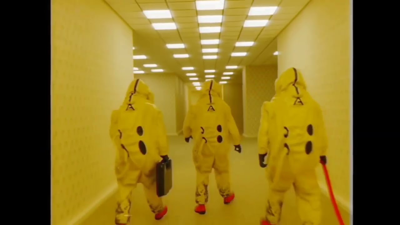 Закулисье бэкрумс. Backrooms костюм. Async backrooms компания. Человек в желтом костюме. Закулисье backrooms.