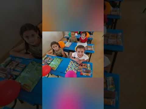 هكدا استقبل استاذ مغربي تلاميذه في أول يوم دراسي