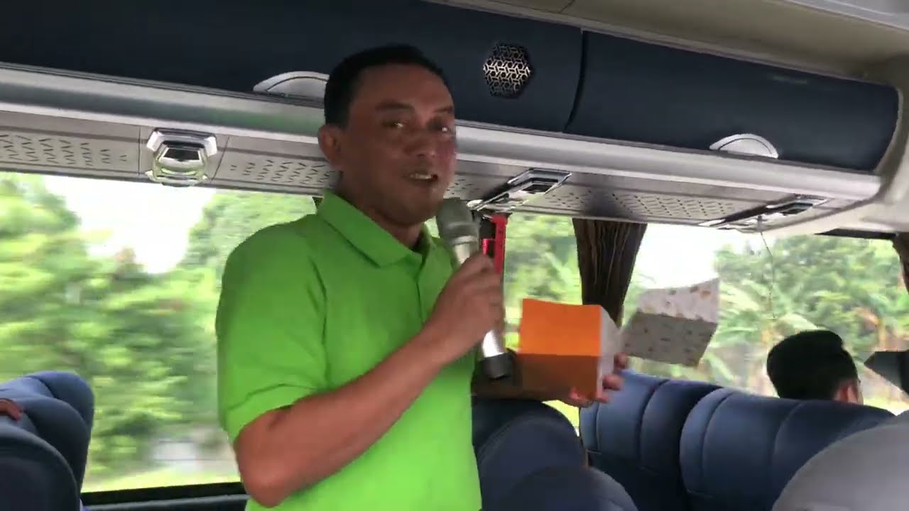 DD, Ngamen dulu di dalam BUS