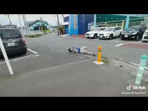 رجل يقفز من عمود إلى عامود الذي دخل في تيتتت