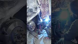 Привариваю новую филёнку порога 🚗 | Финальный этап ремонта #shorts #сварка #кузовнойремонт #порог