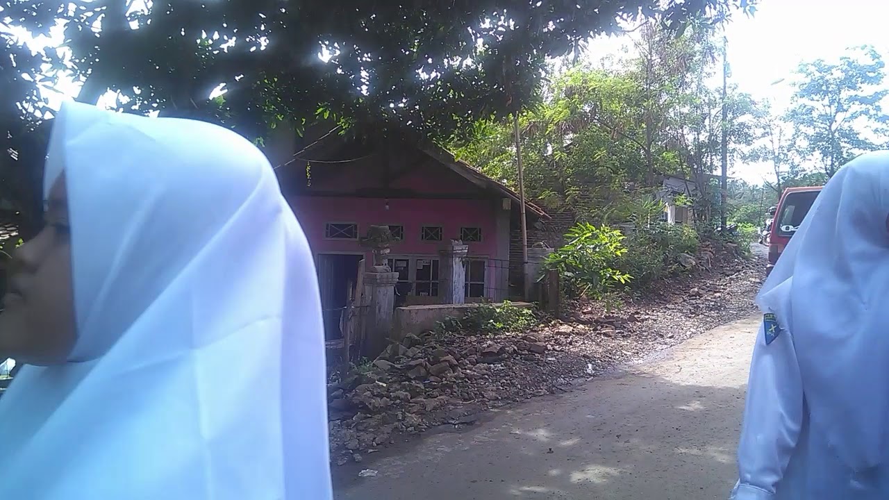 Kepoin anak sekolah' kali lewat di samping mobil pasti pada ngacaðprank