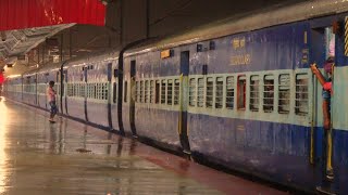 भारी बारिश में चलती ट्रेन । राजेंद्र नगर स्टेशन से निकलती 13133 अपर इंडिया एक्सप्रेस