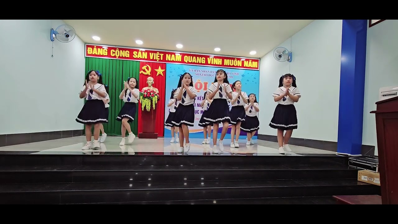 Tháng Nam Học Trò - TG Nguyễn Đức Trung.                        Biên đạo: Sim Nguyễn