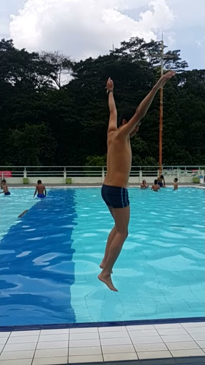 Loncat indah kolam renang telanjang 😎
