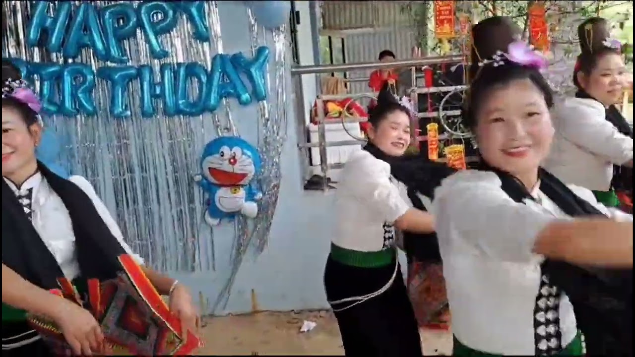 Em Bé 4 Tuổi Nhảy Vũ Điệu Hiện Đại Siêu Đáng Yêu Cùng Các Chị trong Tiệc Tết Đoàn Viên Của GĐ 