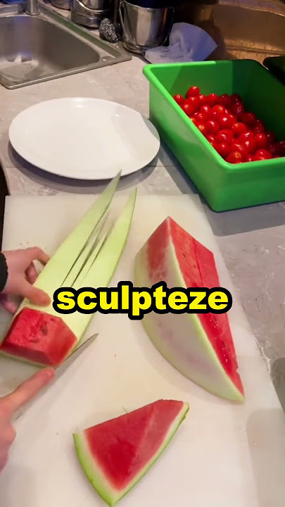 People in China prepare watermelons in a spectacular way
