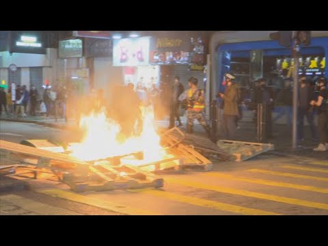<strong>홍콩서</strong> 성탄절 이브에도 격렬 시위…최루탄에 화염병도 등장 / 연합뉴스TV (YonhapnewsTV)