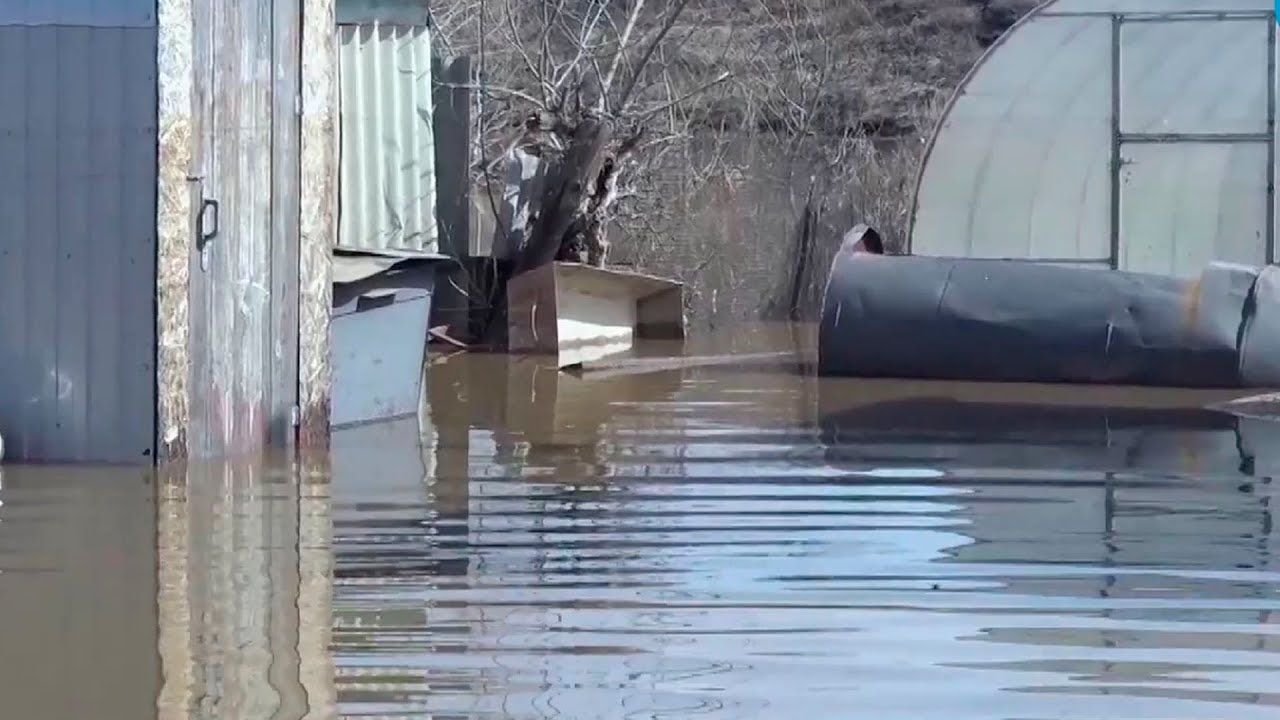 Вода хлынула в Челябинск и Уфу. Дома затоплены, людей и животных эвакуируют