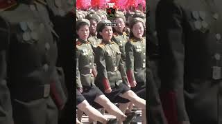 바지 부터 치마까지의 여군 열병식 4개국