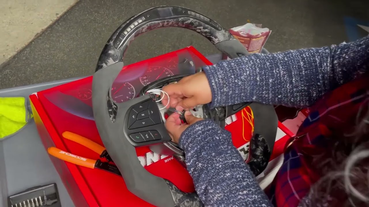 Vicrez Volante de fibra de carbono+Pantalla LED vz101781 | Dodge Challenger | Instalación