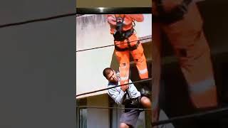 Momento exato em que um Homem é resgatado pelos Bombeiros de MG
