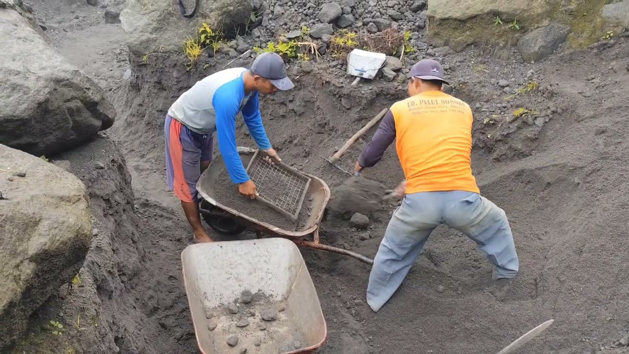 Arif is sifting sand | Merapi sand, sand miners 