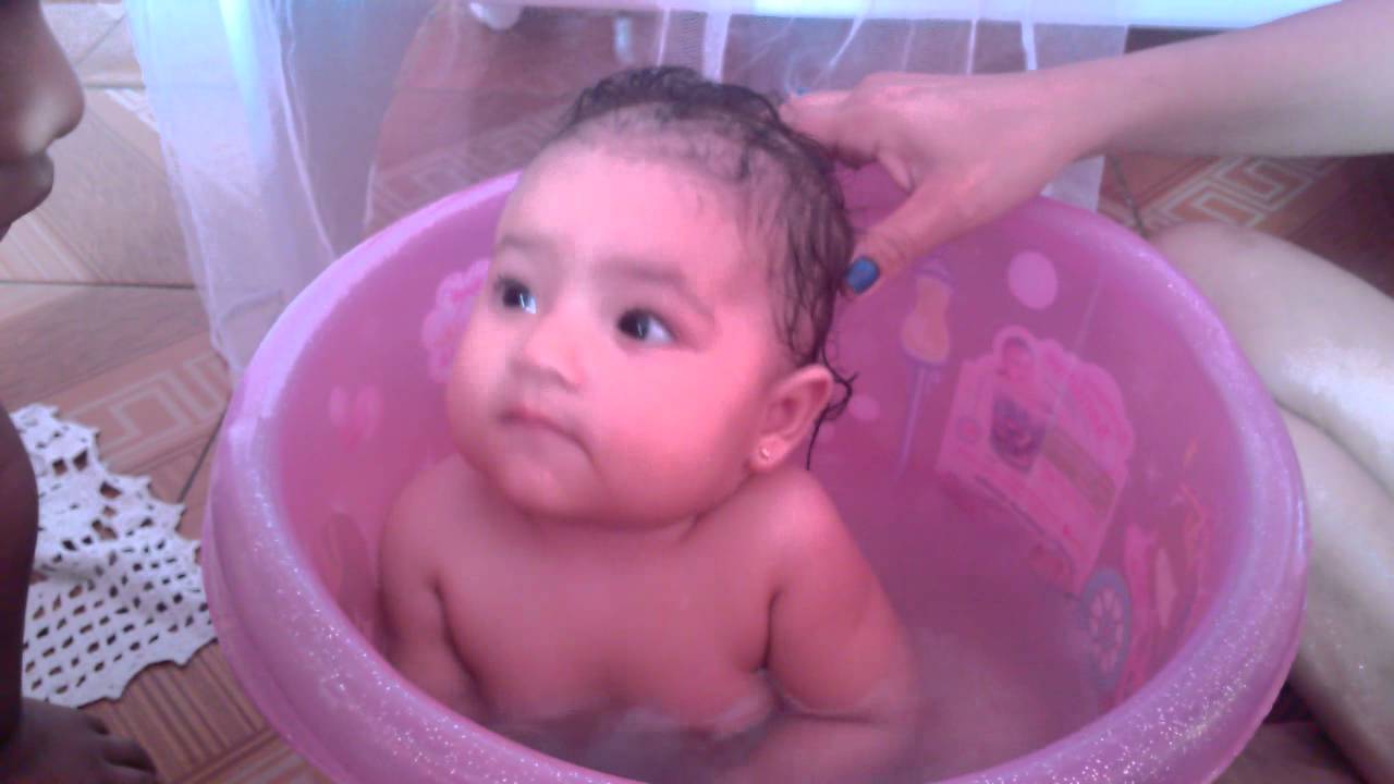 Bebe Tomando Banho No Balde Youtube