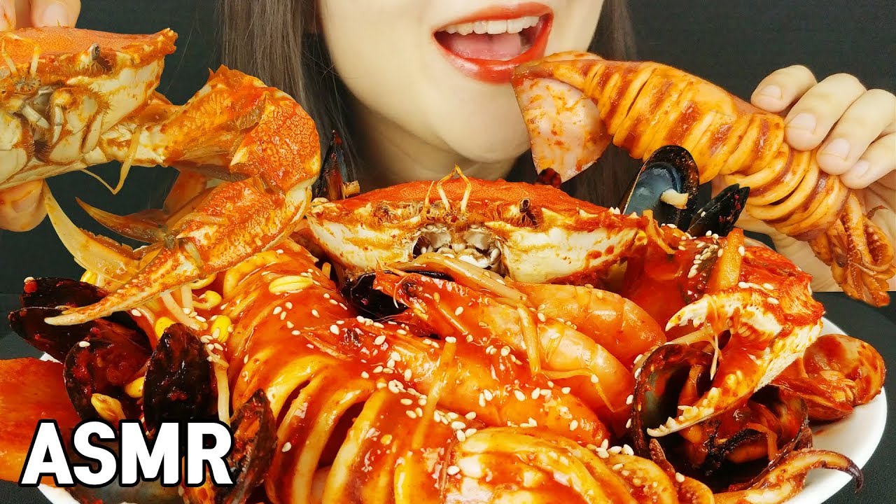ASMR острые крабы из морепродуктов, кальмары, креветки, мидии (корейские морепродукты)