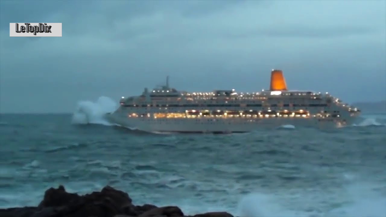 Bateaux De Croisiere En Pleine Tempete Bateau De Croisiere Tempete En Mer Youtube