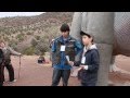 Dos niños explicando un dinosaurio a un grupo de paleontologia