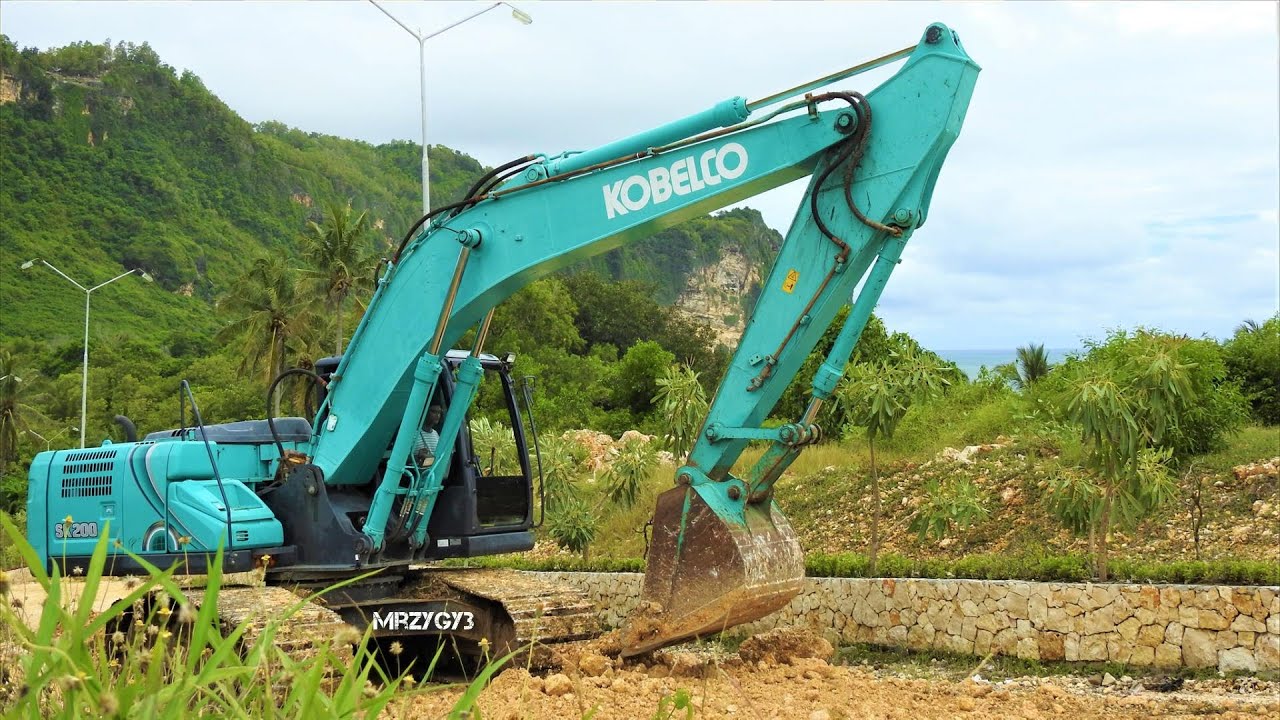 Kobelco SK200 Excavator Dump Truck Working On The Resort - YouTube