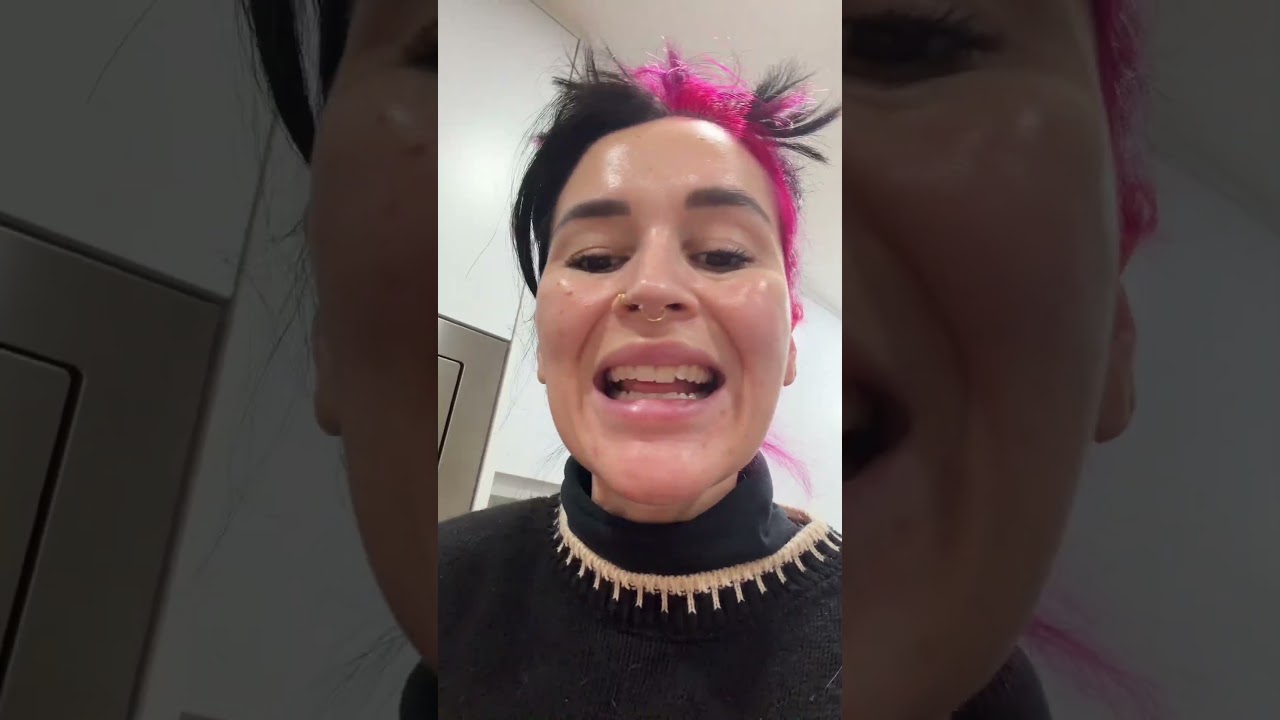 Чем только не увлекается эта сиамская кошка? 