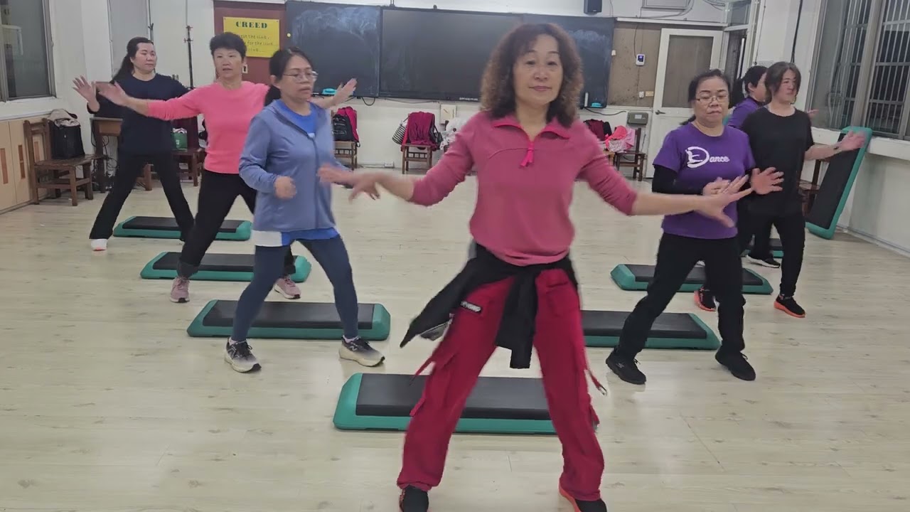 新楊平社區大學體適能階梯有氧班指導老師吳明香帶動編排
