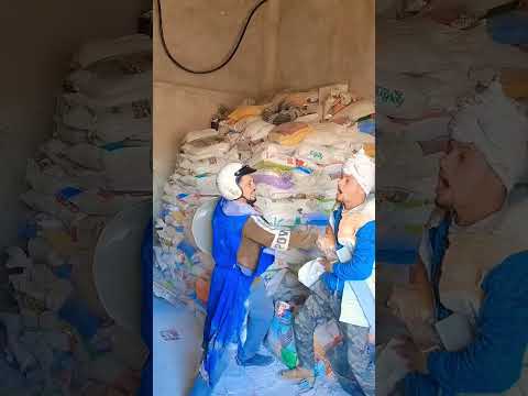 انظر من اتى هنا ابو خليفه  